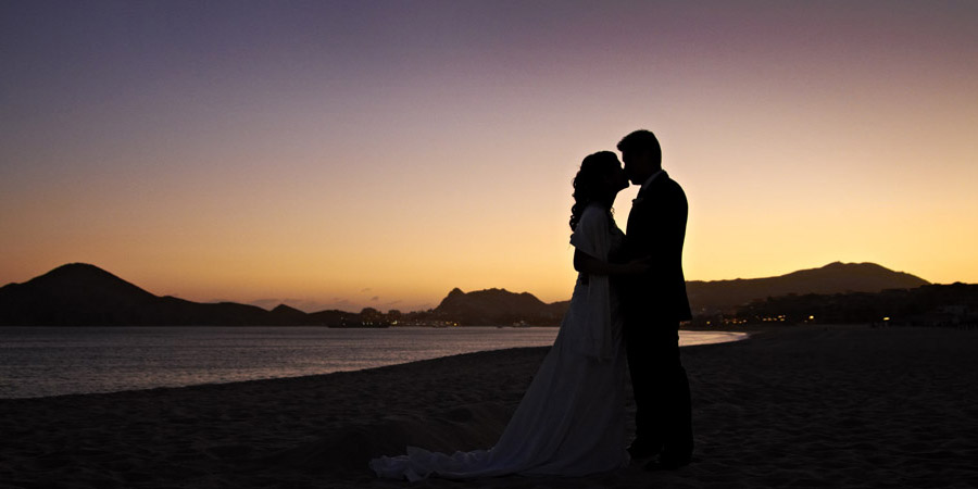 los-cabos-wedding-sunset wedding couple at sunset in Los Cabos