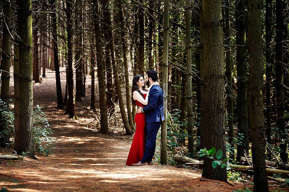 Toronto engagement photography at Kortright Centre